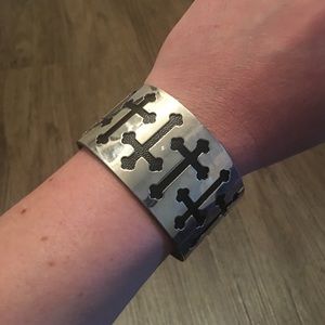 Cuff bracelet with cross design
