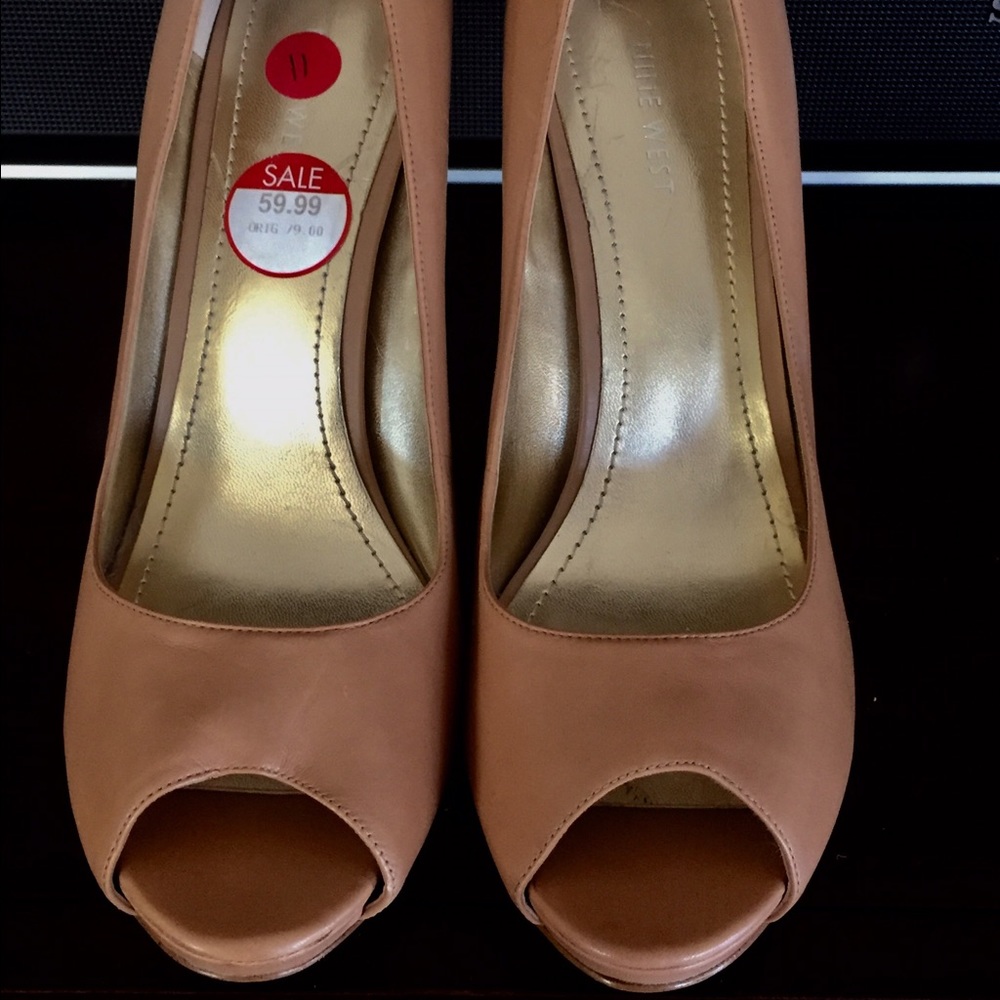 Nude Nine West peep toe leather pumps