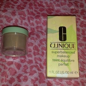Set of 2 Clinique base/powder