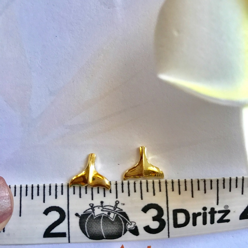 Dolphin Tail stud earrings - Picture 3 of 4