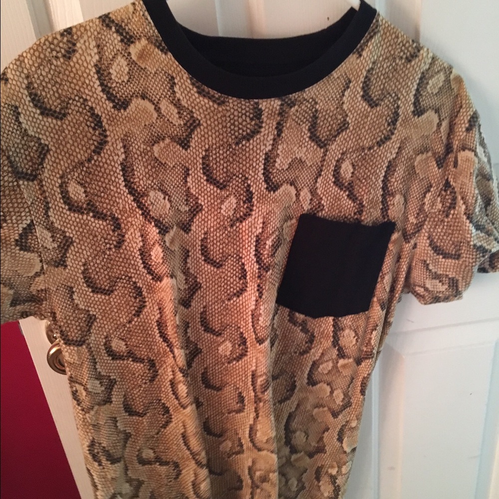 10 deep snake pocket tee
