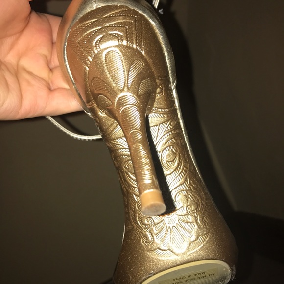 Beautiful Gold Heels - Picture 2 of 4