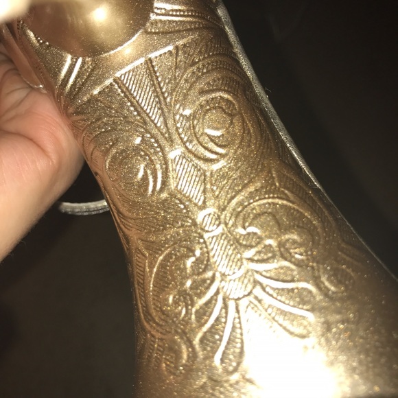 Beautiful Gold Heels - Picture 3 of 4