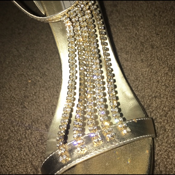 Beautiful Gold Heels - Picture 4 of 4