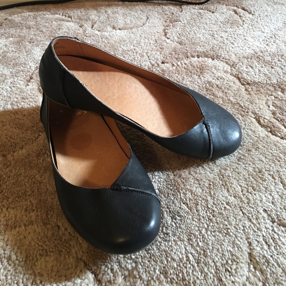 8.5 Olukai black leather flats. Worn one time. EUC