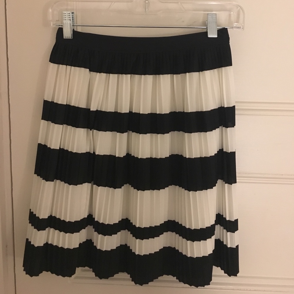 ⭐️NWOT⭐️H&M Black and White Pleated Skirt