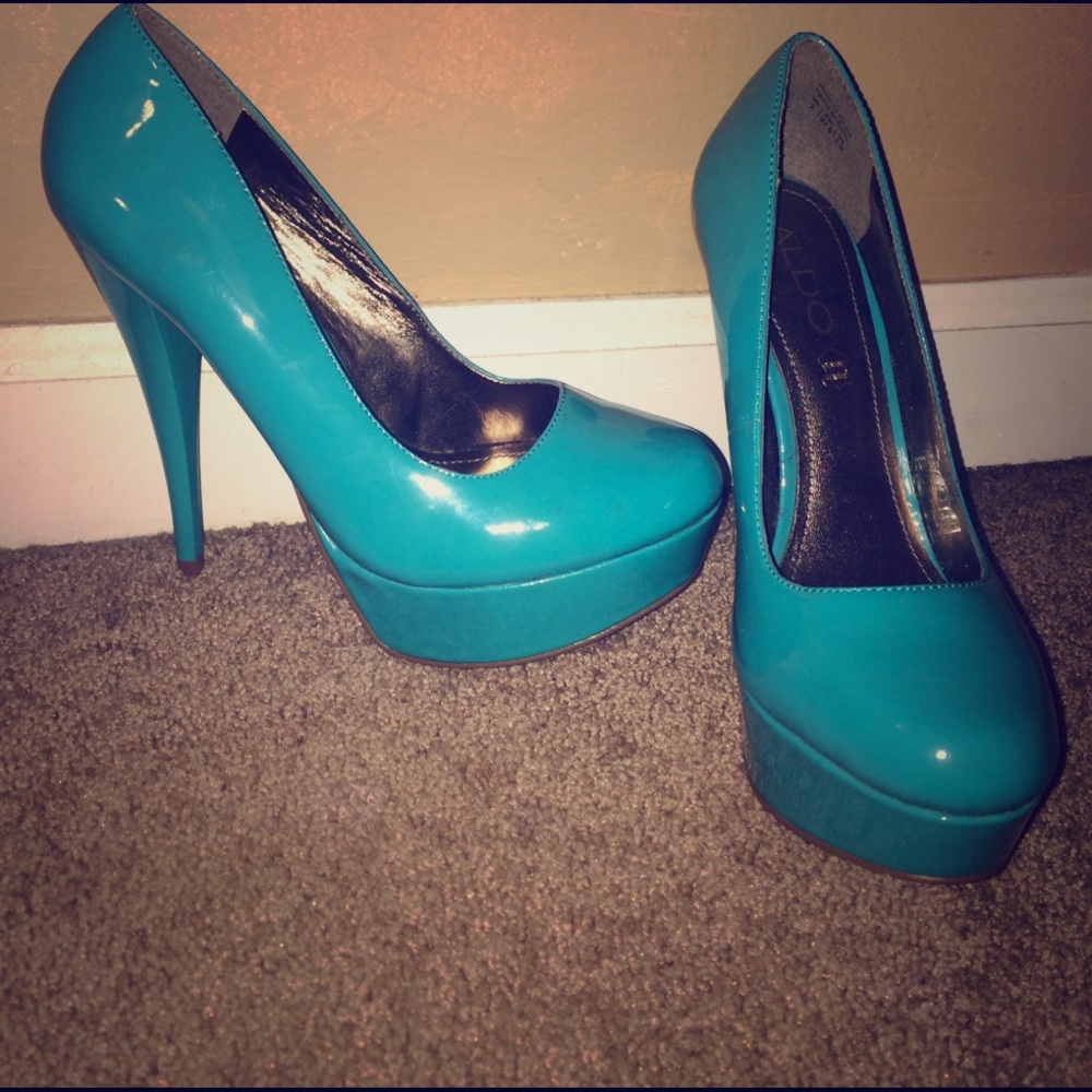 Blue pumps