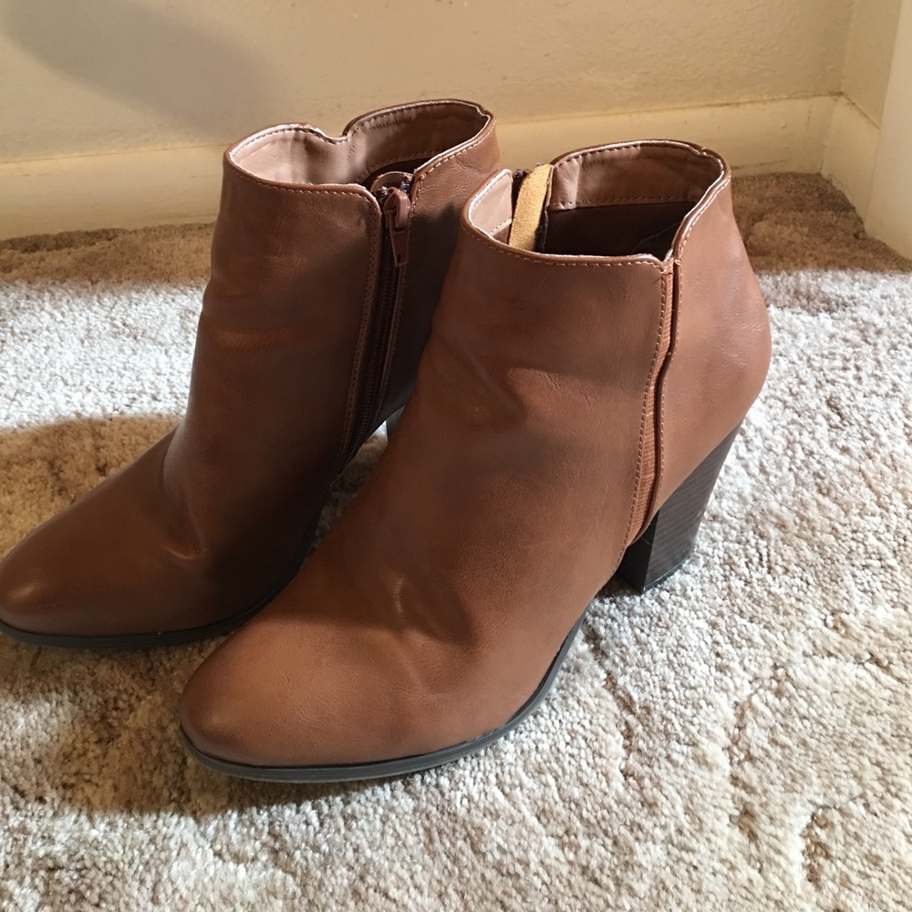 Brown ankle booties ! Size 8 nice !!