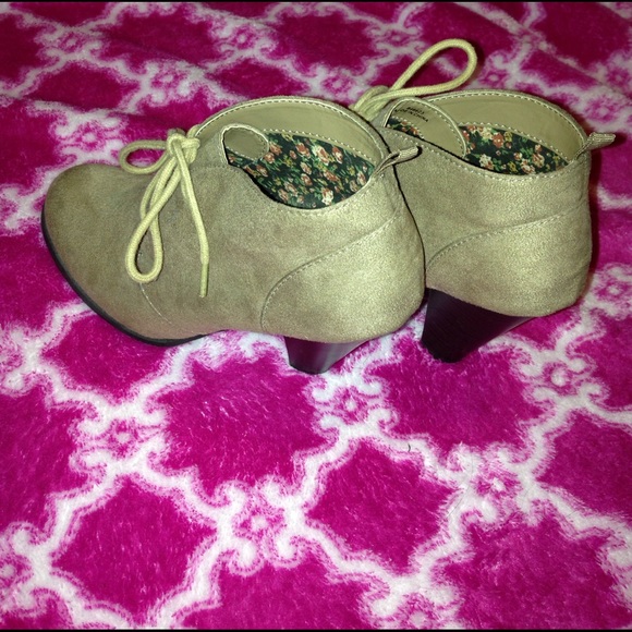 Taupe ankle booties - Picture 3 of 3