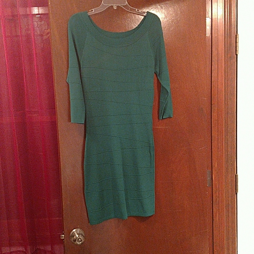Mid sleeve/length dress