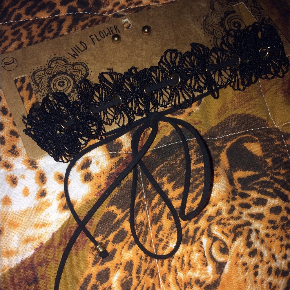 Flower blk choker