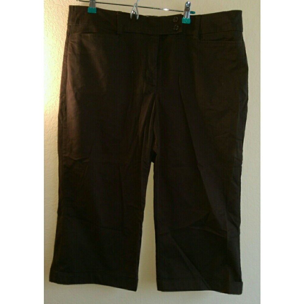 Wide leg cuffed capris size 18