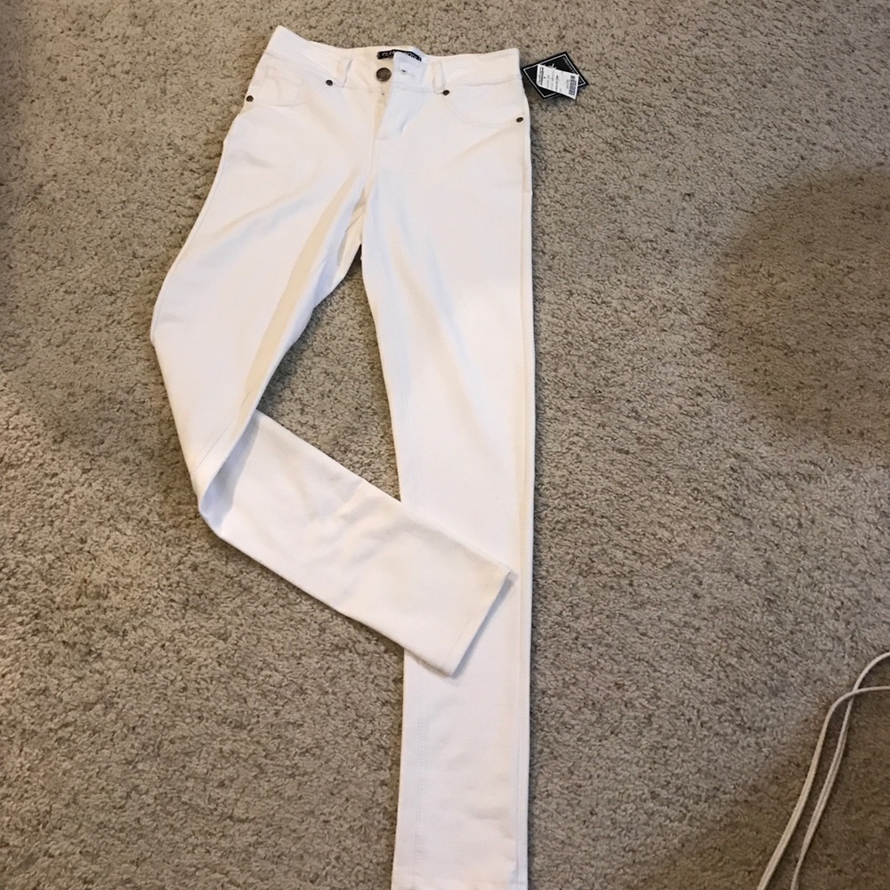 Never worn!! White jeggings ! No stains