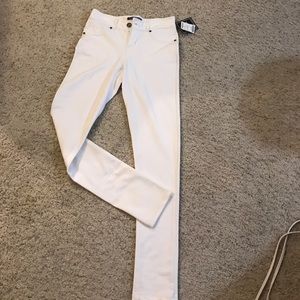 Never worn!! White jeggings ! No stains