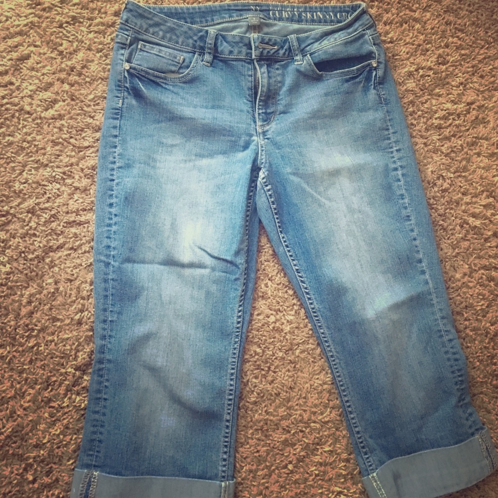 Flattering stretch denim capris with sequins pocke