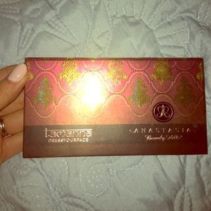 Tamanna Anistasia Beverly Hills Pallet