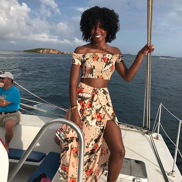 ๐ฅMeet your Posher, Lindsey ๐ฅ - Picture 5 of 7