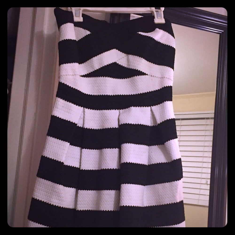 Banded fit and flare white & black short dress
