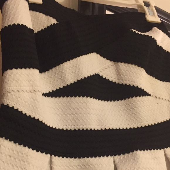 Banded fit and flare white & black short dress - Picture 2 of 3