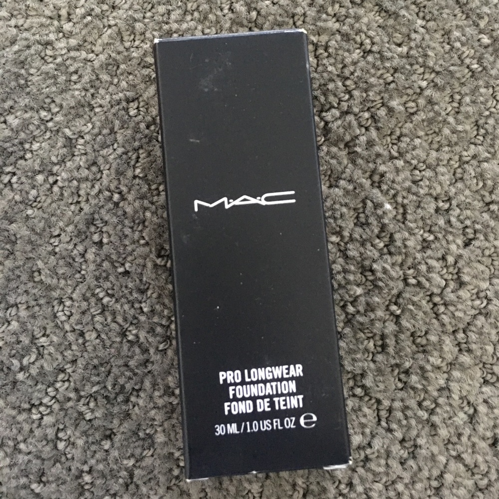 BRAND NEW mac pro longwear foundation