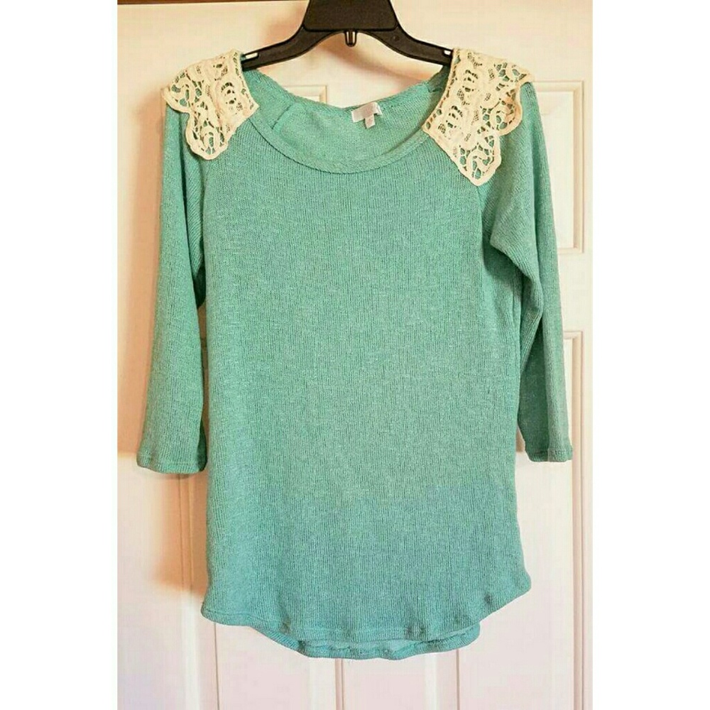 Charming Charlie spring sweater size medium