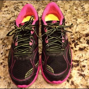 New Balance 690 V2 Shoes