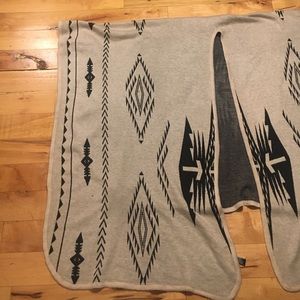 SALE | Francesca's | neutral shrug | one size 💕