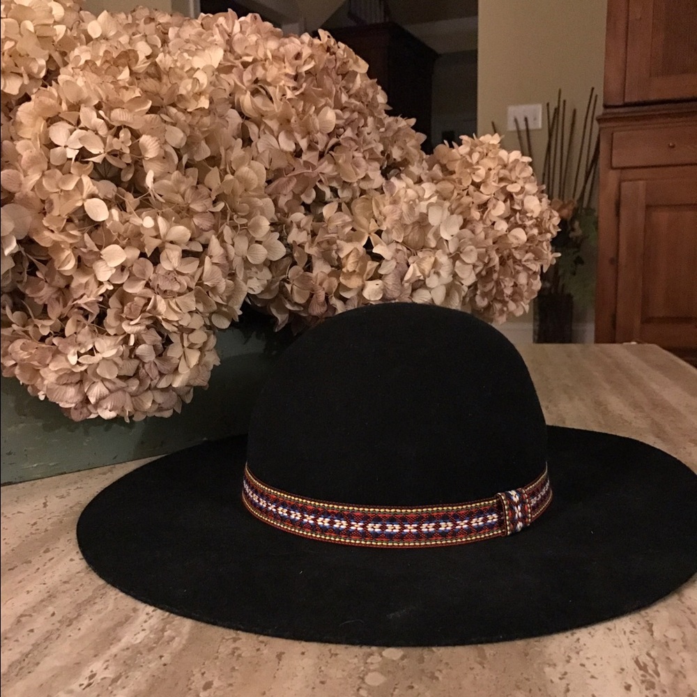 Black floppy hat