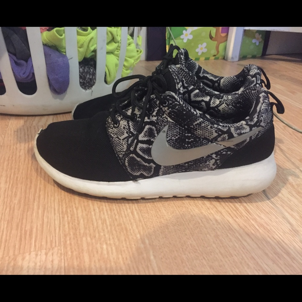 Black nike roshe