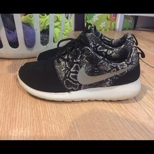 Black nike roshe