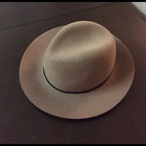 Janessa Leone Lola hat
