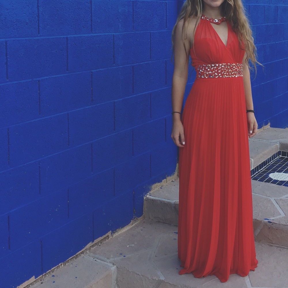 DILLARDS RED FLOOR LENGTH/ PROM DRESS