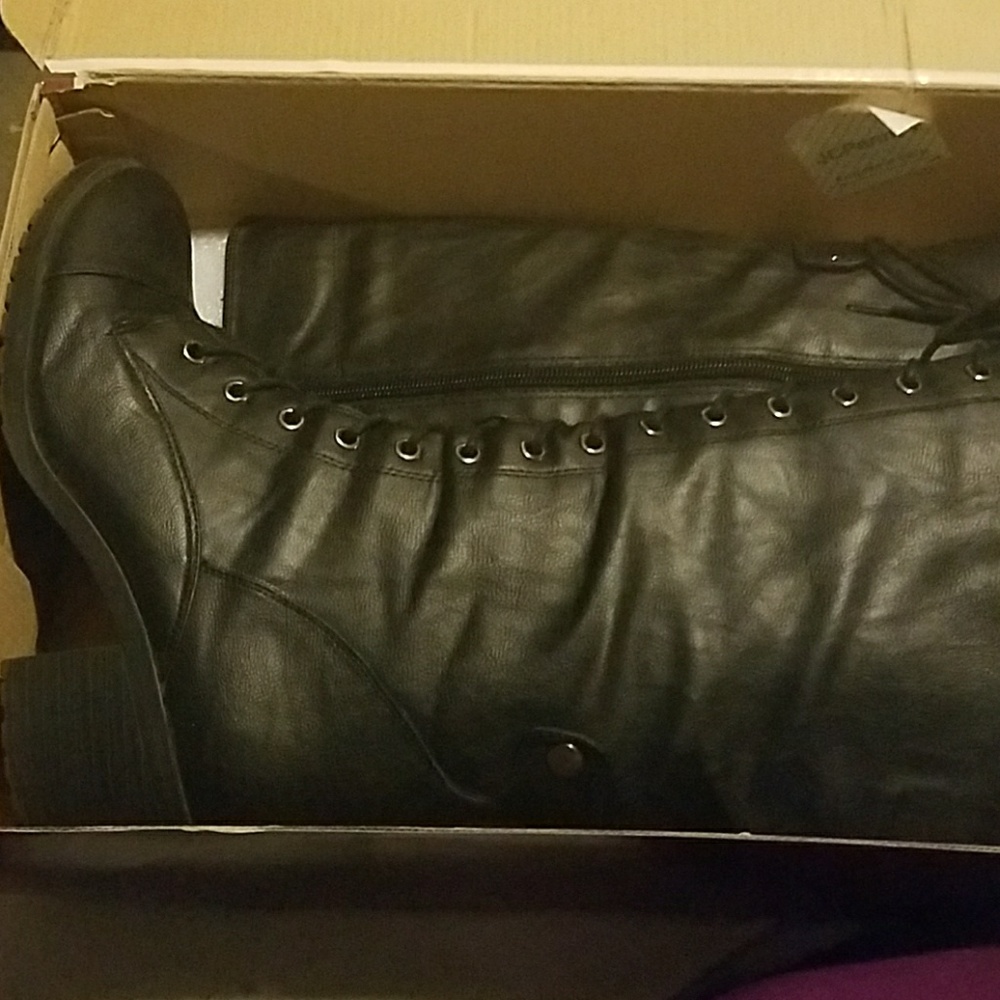 USED Arizona Tall Black Boots