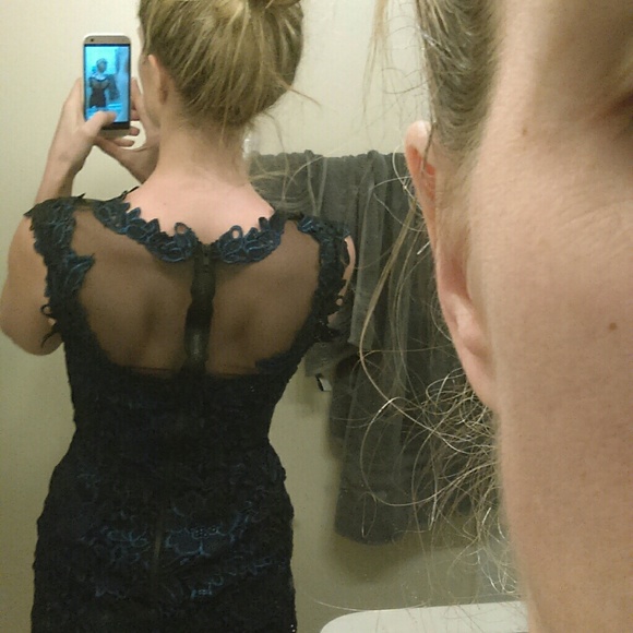 Size 2 Cache Dress - Picture 2 of 6