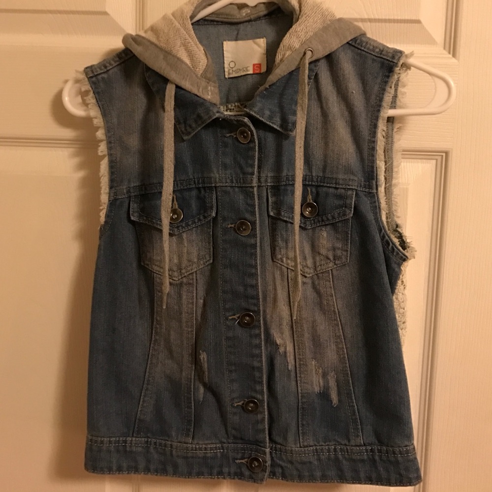 EMPYRE cropped and sleeveless jean jacket (small)