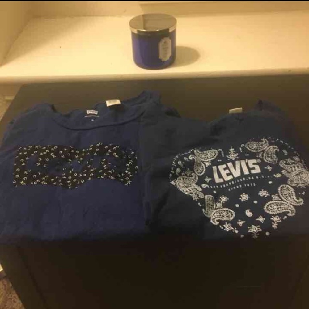 Bundle of 2 XL Levi's Tshirts