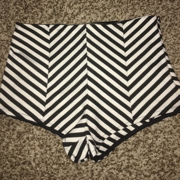 Black and white striped shorts! Size M - Picture 1 of 4