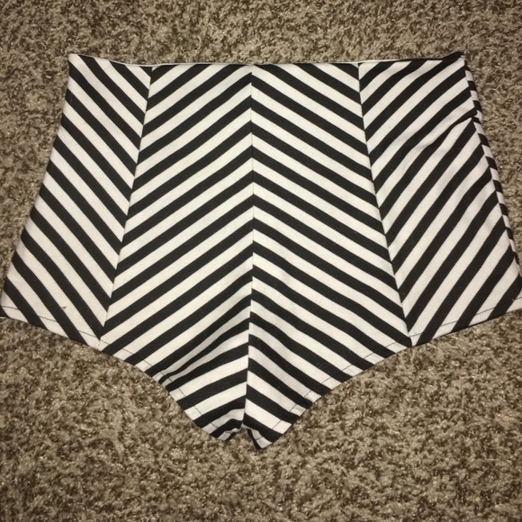Black and white striped shorts! Size M - Picture 2 of 4