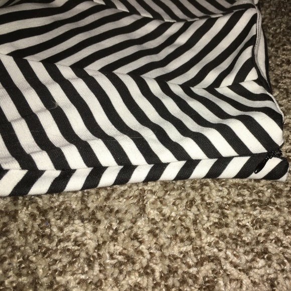 Black and white striped shorts! Size M - Picture 3 of 4