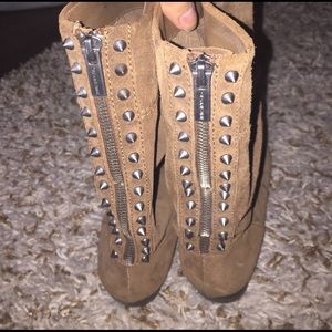 Brown suede Gianni Bini