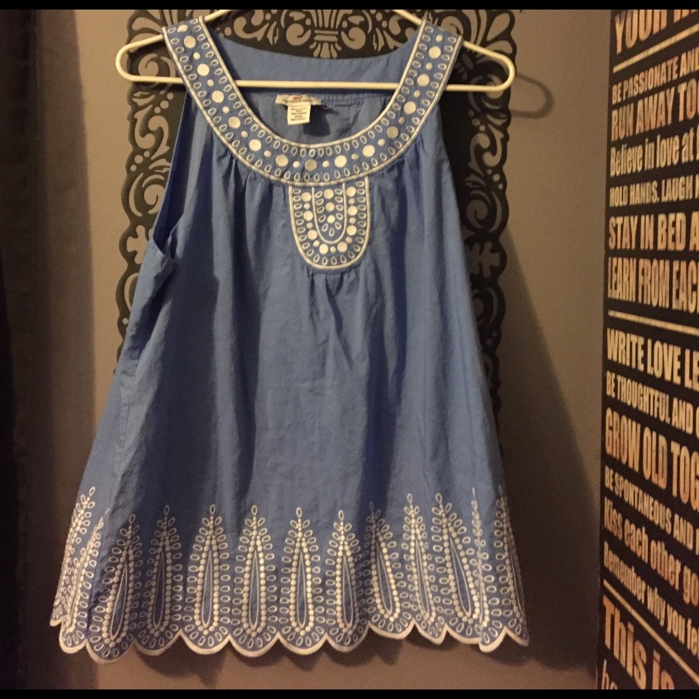 Vineyard vines size large blue/white shirt