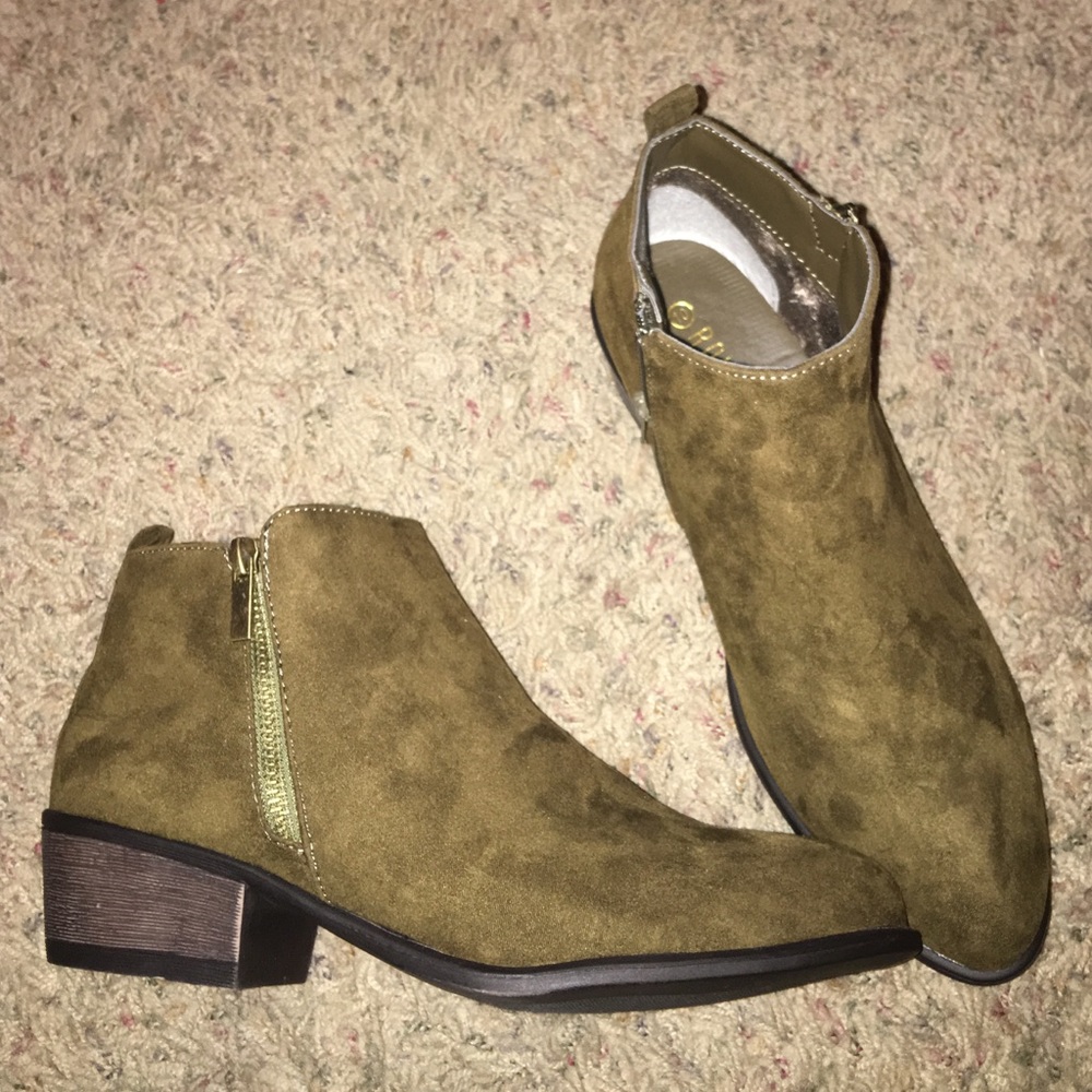 *Brand New* 👢👢Olive Booties