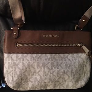 Micheal kors cross body purse