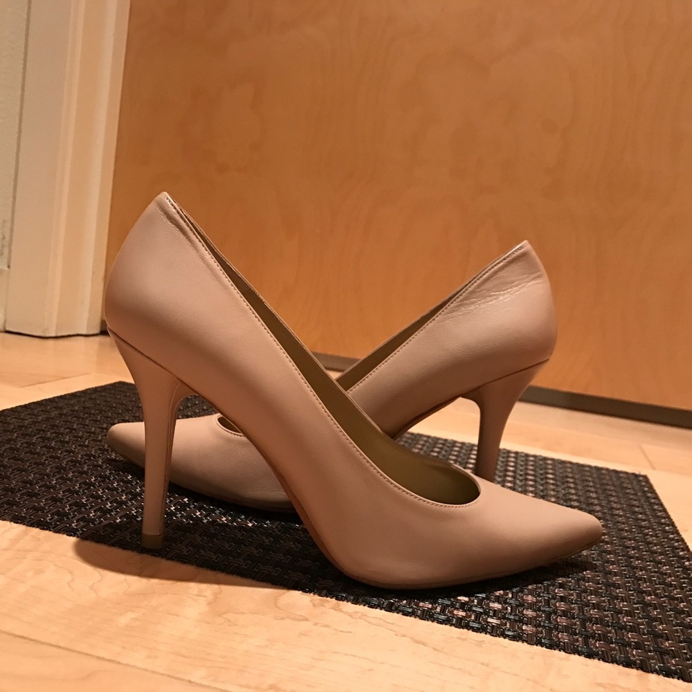 Gorgeous NEW Stuart Weitzman classic nude heels