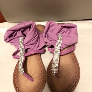 Angle hugger sandals