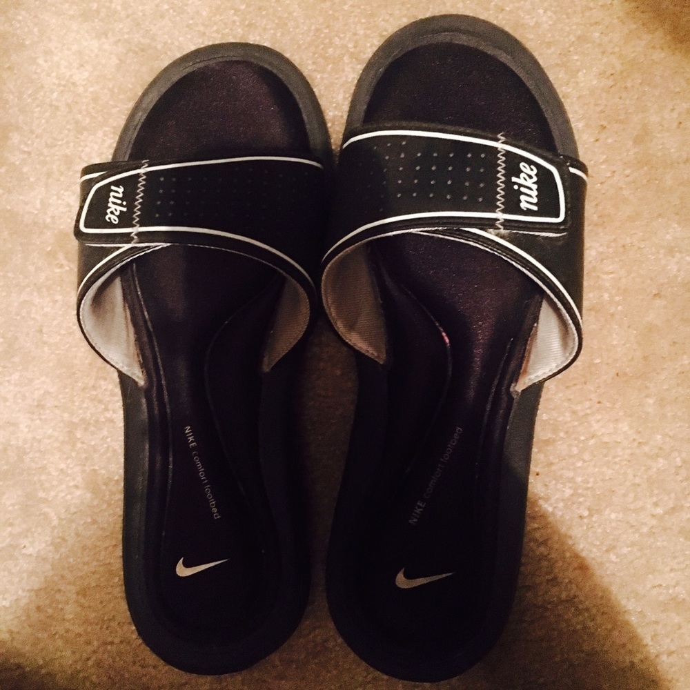 NIKE WOMENS SLIDES