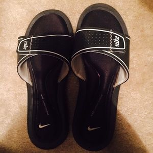 NIKE WOMENS SLIDES