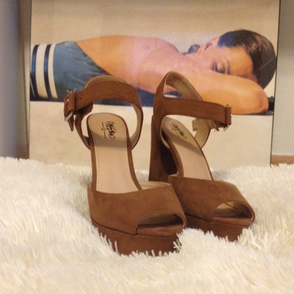 🔅🔅NWOT🔅🔅 Tan heels
