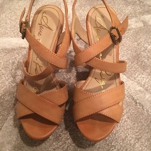Camel wedges Jessica Simpson