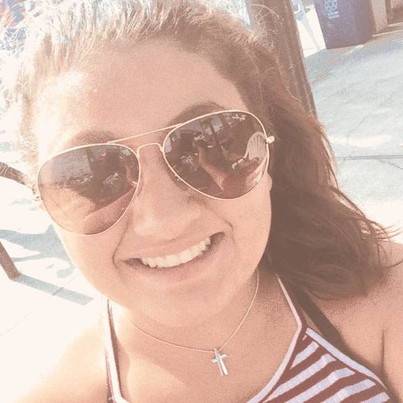 Meet your Posher, Alexia - Picture 1 of 1